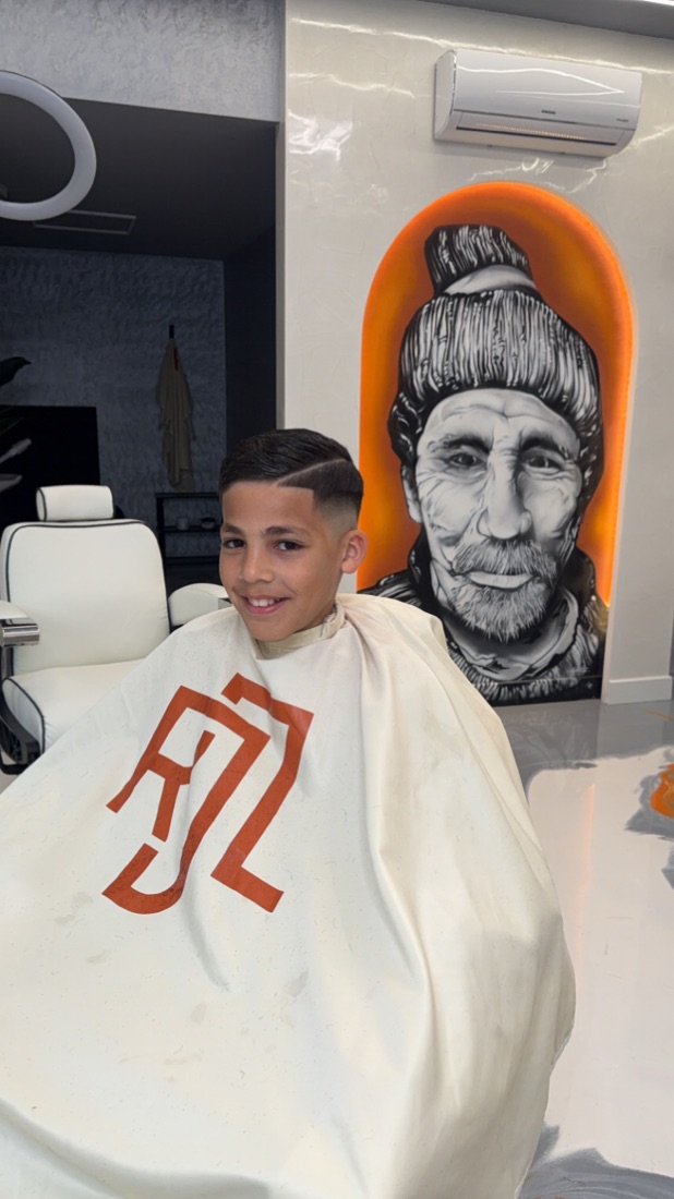 Coupe enfant avec dégradé et design line — Rijal Barber Club