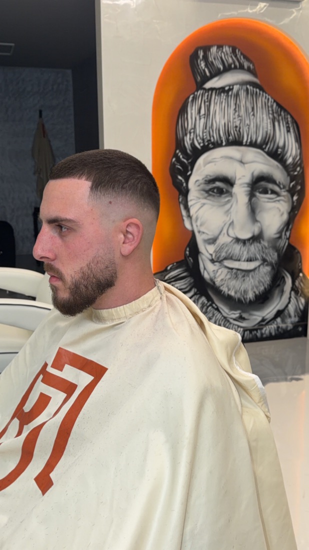 Coupe skin fade très court avec barbe — Rijal Barber Club