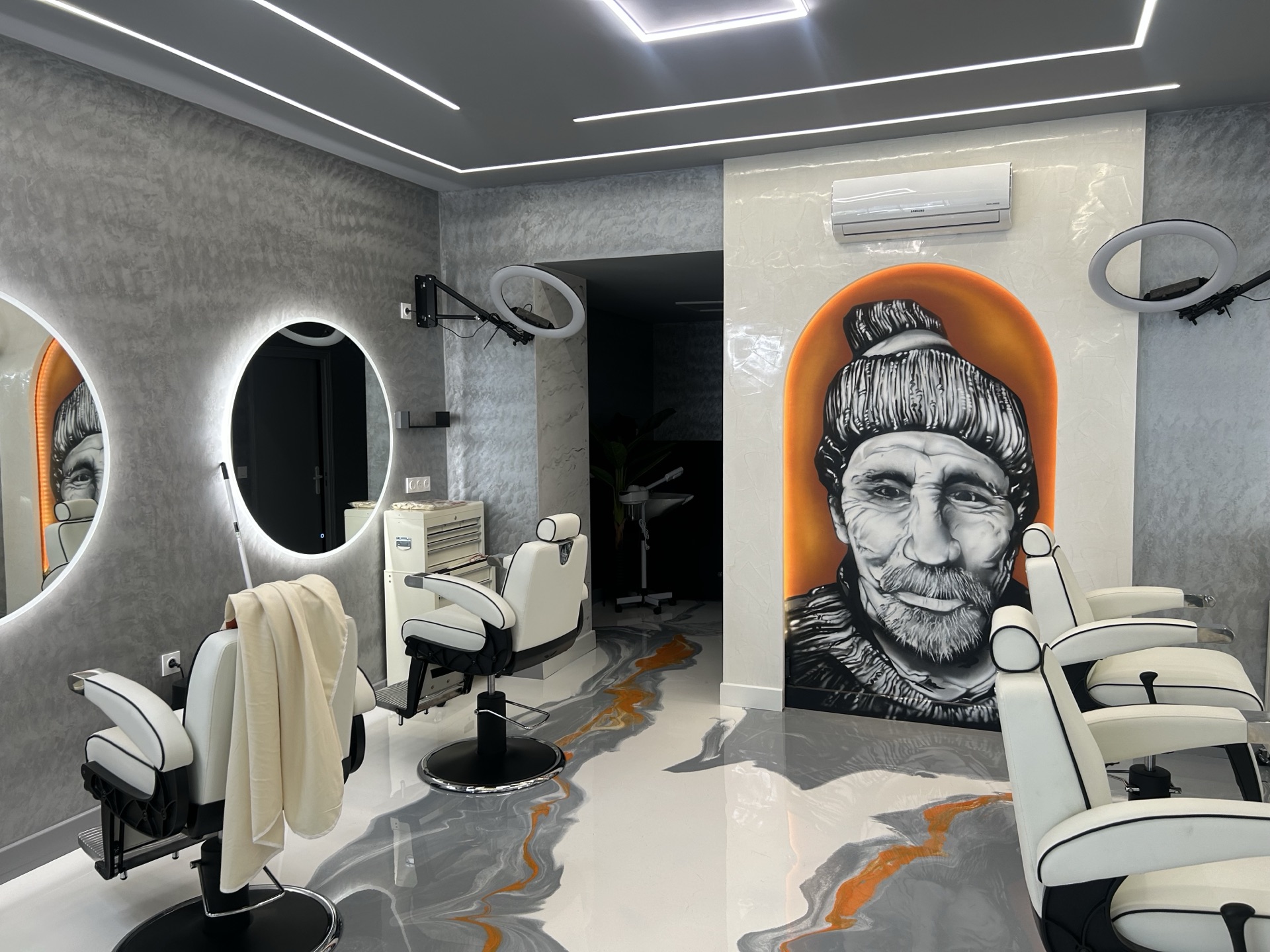 Intérieur du salon Rijal Barber Club avec fresque urbaine — Hénin-Beaumont